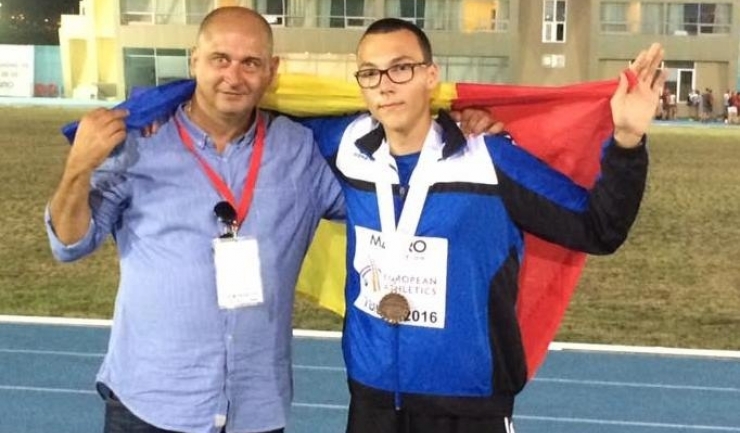 Răzvan Grecu (alături de antrenorul său, Daniel Cojocaru) a cucerit medalia de bronz la triplusalt la CE de juniori 2