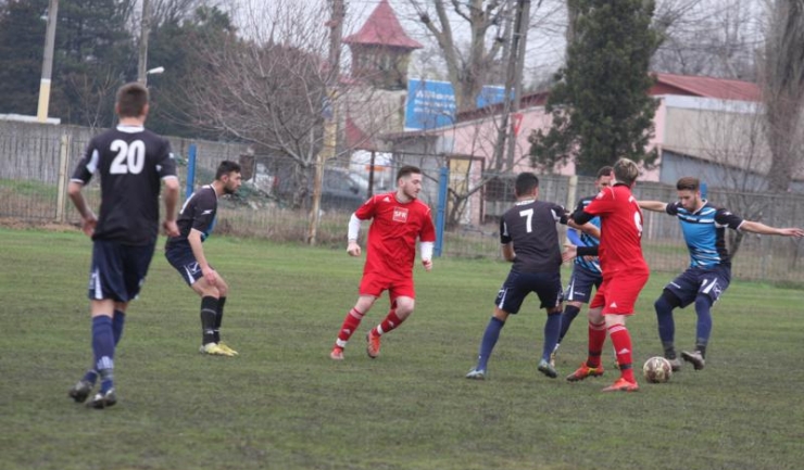 Jucătorii de la Axiopolis Cernavodă (echipament negru) forțează promovarea în Liga a 3-a