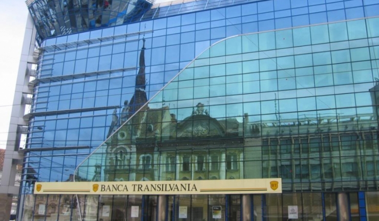 Banca Transilvania își schimbă identitatea vizuală, urmând să folosească culorile drapelului României - roșu, galben și albastru