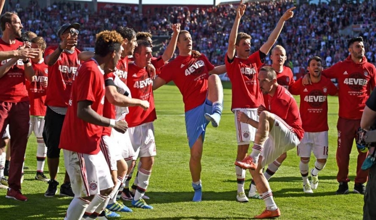 Fotbaliștii de la Bayern Munchen au îmbrăcat tricouri personalizate la finalul partidei cu Ingolstadt