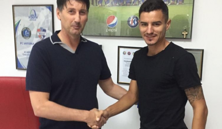 Directorul general al clubului, Zoltan Iasko, și căpitanul echipei constănțene, Romario Benzar, au parafat noul contract