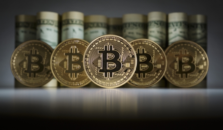 Moneda bitcoin a ajuns vineri la pragul-record de 1.200 dolari/unitate
