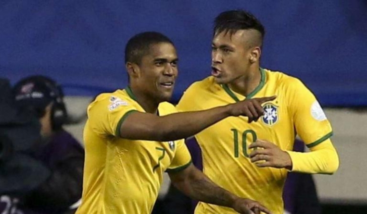 Neymar (dreapta) și Douglas Costa vor să aducă fotbalului brazilian primul titlu olimpic din istorie