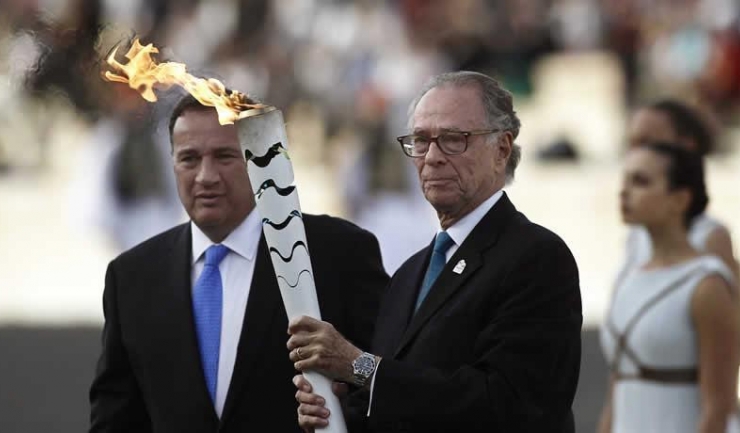 Spyros Kapralos i-a transmis flacăra olimpică lui Carlos Nuzman, președintele Comitetului de Organizare al JO 2016