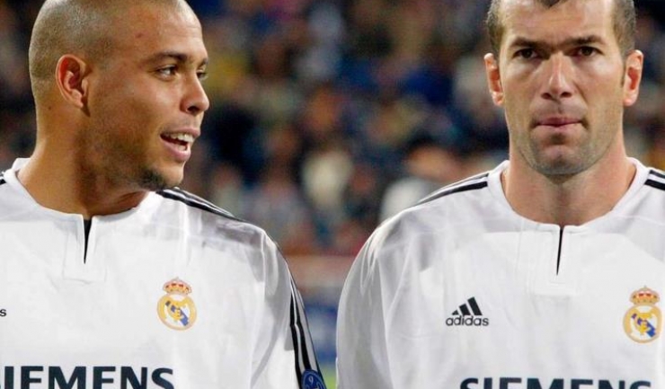 Ronaldo (stânga) și Zidane, pe vremea când făceau spectacol în tricoul clubului Real Madrid