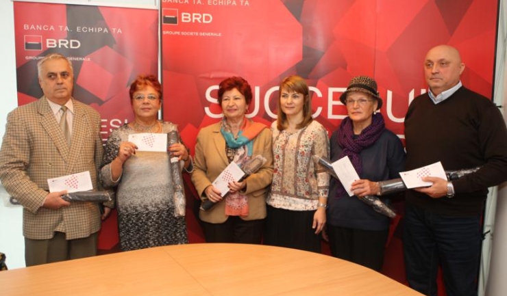 Cinci dintre cei mai fideli clienți pensionari ai BRD Constanța au fost premiați cu Gift Card-uri de câte 400 lei
