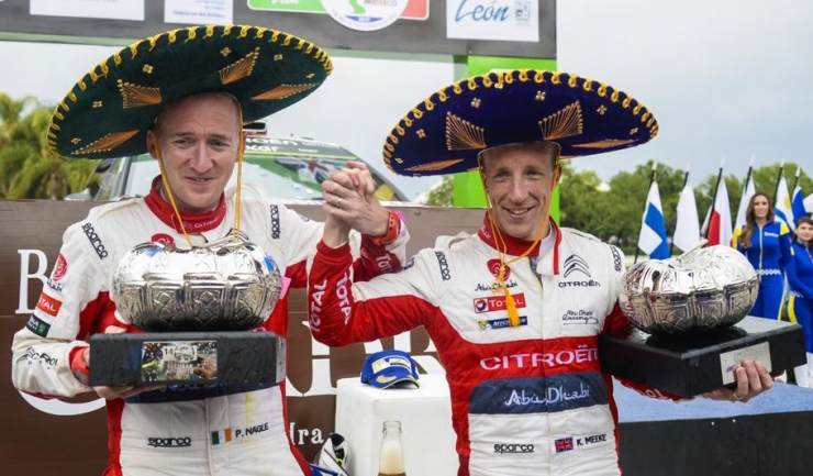 Kris Meeke (dreapta) și copilotul Paul Nagle au sărbătorit victoria în stil... mexican