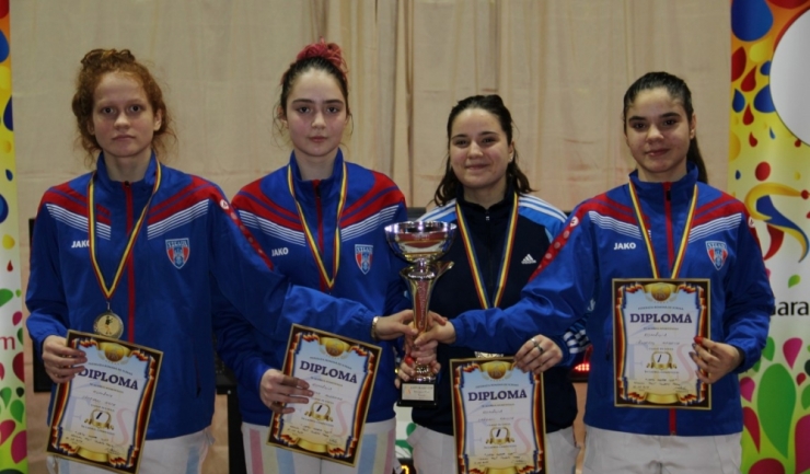 Floretista constănțeană Raluca Drăghici (a doua din dreapta) a făcut parte din echipa României care a câștigat Cupa Satu Mare - Memorialul „Ecaterina Stahl”