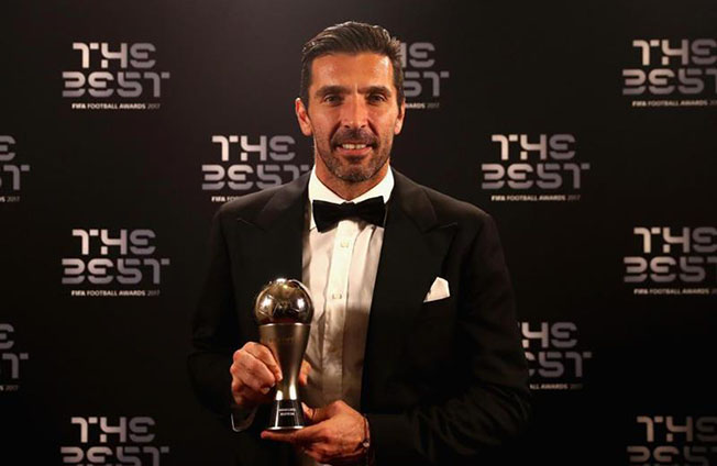 Gianluigi Buffon a primit luni trofeul cuvenit celui mai bun goalkeeper al anului 2017, în cadrul galei FIFA The Best