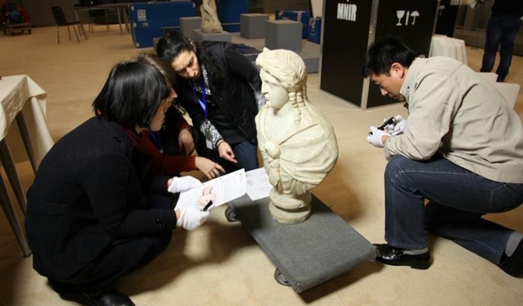 Bustul zeiței Isis descoperit pe 1 aprilie 1962, la Constanța, alături de alte sculpturi, printre care și șarpele Glykon, i-a impresionat pe specialiștii chinezi