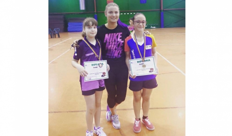 Elena Zaharia (stânga) și Camelia Mitrofan (dreapta) vor participa la CE rezervate cadetelor la tenis de masă