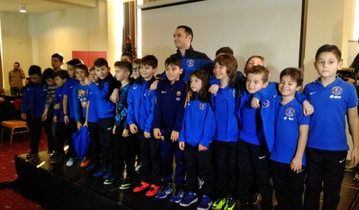 Micuții jucători de la Academia de Fotbal „Gheorghe Hagi” au primit cadouri cu ocazia Sărbătorilor de Iarnă