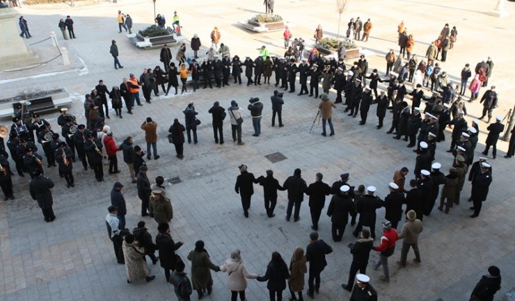 Participanții la evenimentul din Piața Ovidiu s-au încălzit cu... hora Unirii