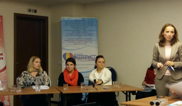 De la stânga la dreapta jurnalistul Alexandra Mănăilă, președintele Asociației ”Oamenilor Mici”, Alina Tatucu, pacientă cu acondroplazie Ana-Maria și Dr. Vasilica Plăiașu, de la Centrul regional de Genetică Medicală din București