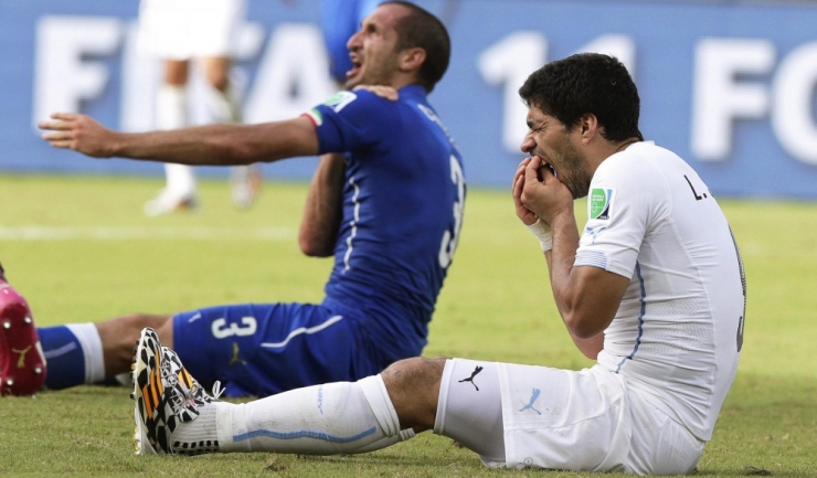 Fotografie efectuată imediat după incidentul din 24 iunie 2014: pe Suarez îl dor dinții după ce tocmai l-a mușcat pe Chiellini!