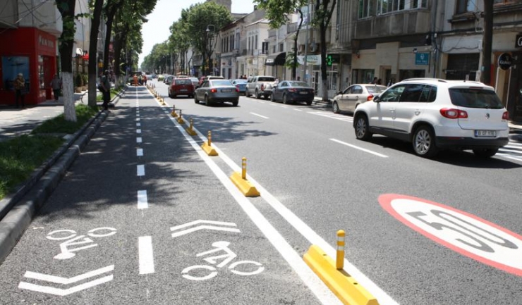 Bulevardul Tomis este prima arteră rutieră constănțeană care va avea benzi pentru bicicliști. Pe tronsonul dintre Capitol și Lupoaică, acestea au fost deja amenajate.