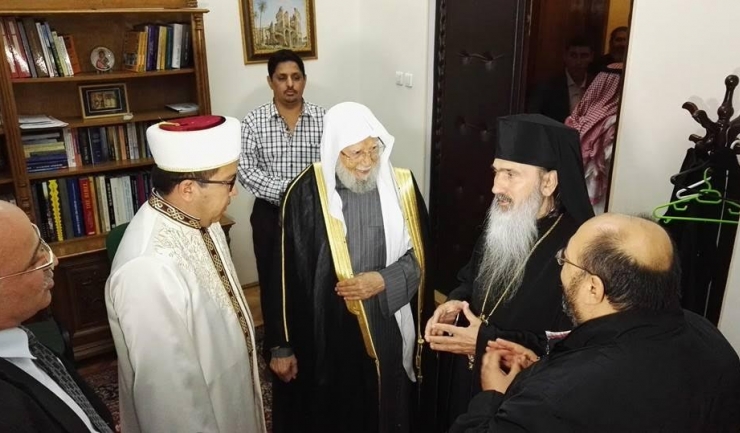 Șeicul Abdullah Bin Abdulmohsen Al-Turki (foto centru), împreună cu liderii Arhiepiscopiei Tomisului și ai Muftiatului Cultului Musulman din România