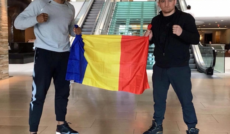 Benjamin Adegbuyi (stânga) și Cătălin Moroșanu, mândri că sunt români