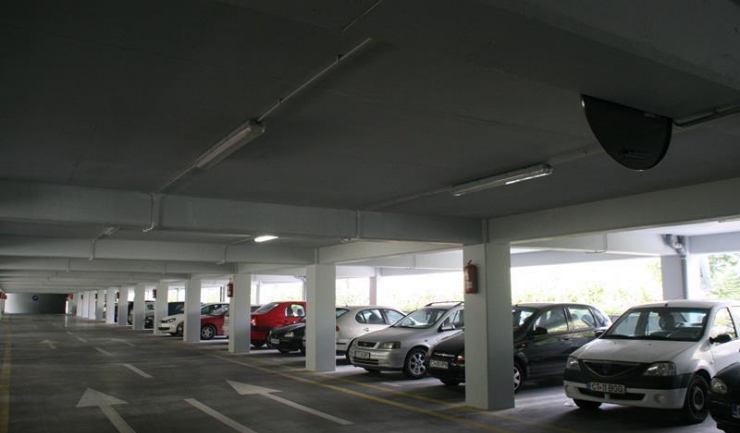 Cei care își lasă mașinile în parcarea supraetajată din zona Spitalului Județean nu pot staționa mai mult de patru ore