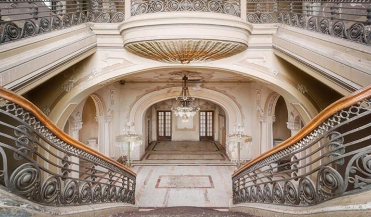 Așa arată interiorul Cazinoului, cunoscut demult drept „Monte Carlo de România” (foto: Roman Robroek)