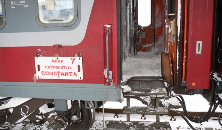 Zăpada a ajuns într-unul din vagoanele trenului, pentru că ușile nu puteau fi închise