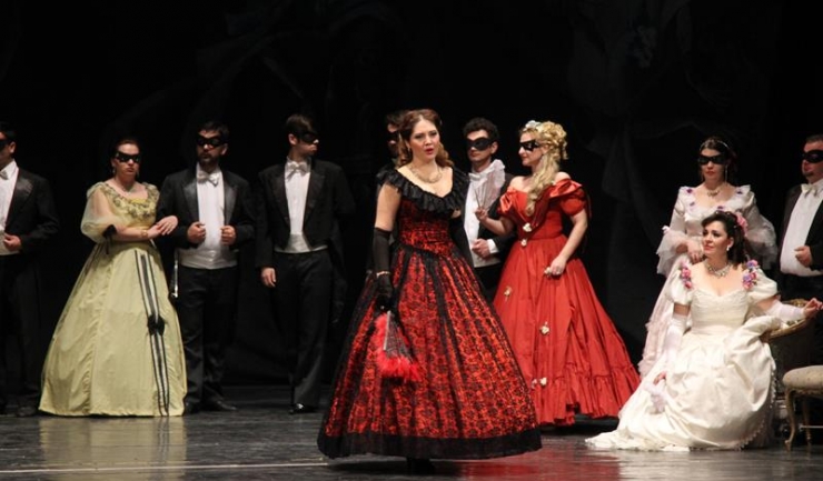 Diana Țugui (centru), pe scena tomitană, în rolul Violettei Valery, în reprezentația din 14 februarie 2016