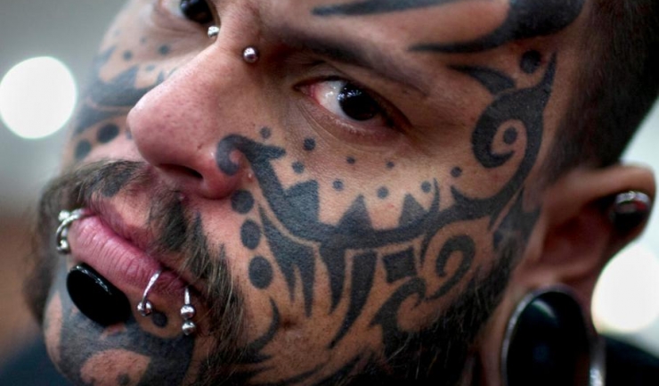Emilio Gonzalez, artist tatuator și cel mai tatuat om din lume