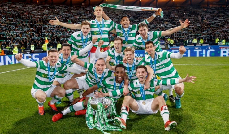 Jucătorii de la Celtic Glasgow jubilează după ce și-au adjudecat Cupa Ligii Scoției, ediția 2016
