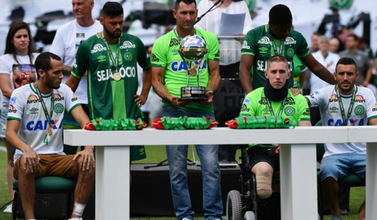 Cei trei supraviețuitori ai accidentului aviatic au primit trofeul Copa Sudamericana