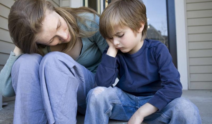 În cazul în care copilul este foarte afectat de lipsa părinților, psihologii serviciilor de asistență socială oferă consiliere gratuită