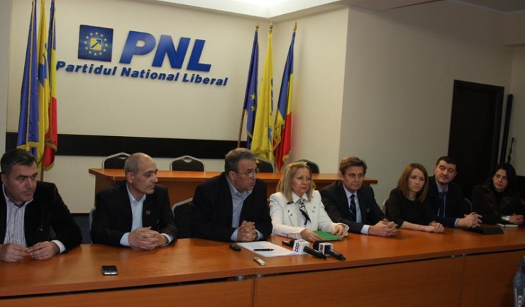 Vergil Chițac și-a prezentat, vineri, echipa de profesionişti selectaţi din societatea civilă și cu care vrea să reinventeze PNL