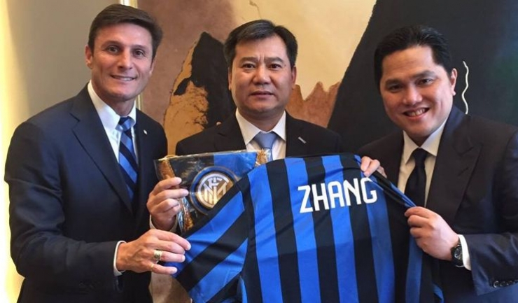 Imagine de la conferința de presă la care s-a anunțat preluarea Interului de către chinezi: Javier Zanetti (stânga) și Erick Thohir îl încadrează pe Zhang Jindong