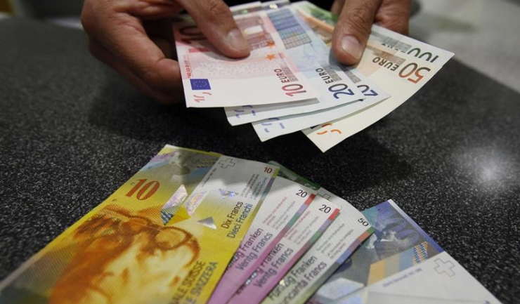 Nouă bănci, plus BNR, sunt chemate în judecată pentru practici înșelătoare la vânzarea creditelor în franci elvețieni