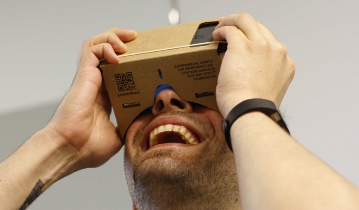 Ce-au în comun cutia de carton și realitatea virtuală? Nimic, dar asta nu-i oprește pe fraieri să dea 25 euro!