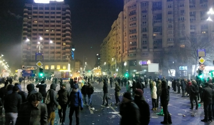 În 2 februarie, mai mulți protestatari din Piața Victoriei au devenit agresivi cu forțele de ordine. Autoritățile s-au acuzat reciproc că au scăpat situația de sub control (sursa foto: http://media.hotnews.ro)