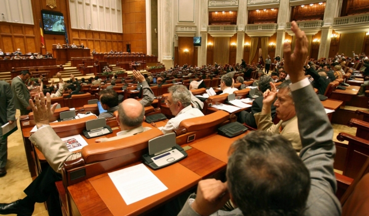 Statutul de funcţionar public parlamentar implică mai multe drepturi şi beneficii, printre care stabilitatea pe post
