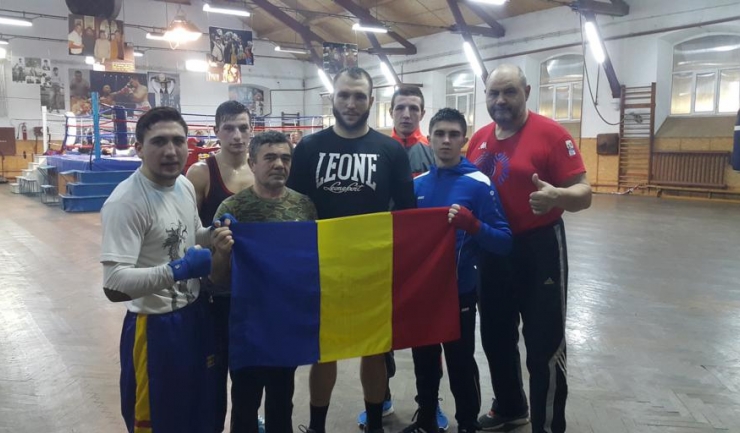 Faristul Ștefan Marcu (primul din stânga) s-a fotografiat alături de Mihai Nistor, de antrenorul campionului mondial, Valentin Vrînceanu, și de ceilalți colegi ai săi din lotul național de tineret
