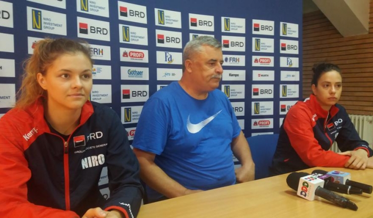 Selecționerul Ion Crăciun alături de jucătoarele Daria Bucur (stânga) și Sorina Tîrcă au prefațat Trofeul Carpați într-o conferință de presă