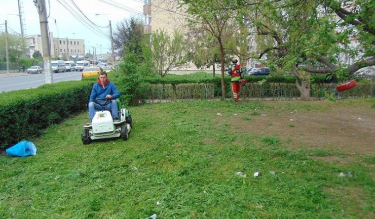 Muncitorii de la salubrizare au continuat acțiunile de cosit și greblat iarba în zona Gării și în cartierul Abator