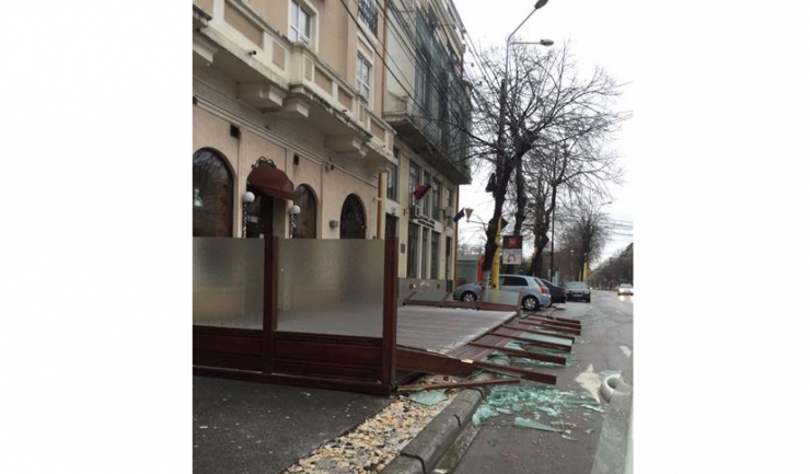 Din cauza vântului puternic, care a bătut cu peste 70 de km/h, terasa unui restaurnat din Constanța a fost dărâmată