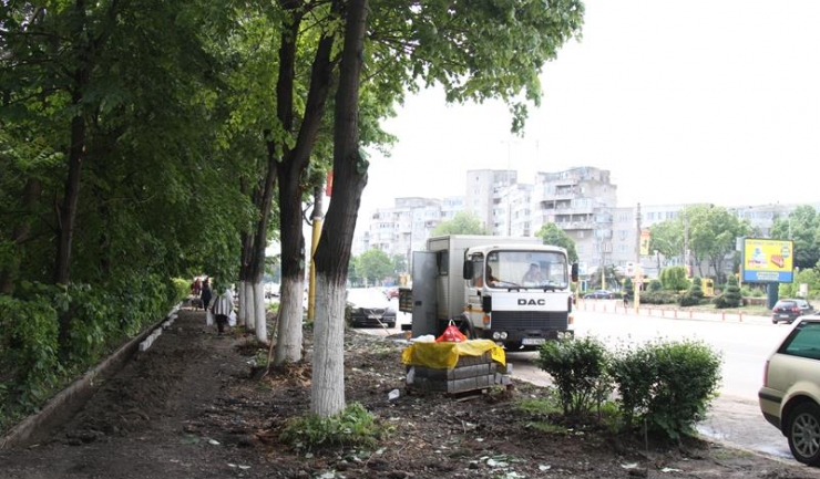 Drumarii au scos asfaltul de pe trotuarele bulevardului Alexandru Lăpușneanu, urmând să monteze pavele