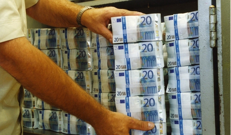 Numărul bancnotelor euro false retrase din circulație a scăzut cu 25% în prima jumătate a anului, la 331.000