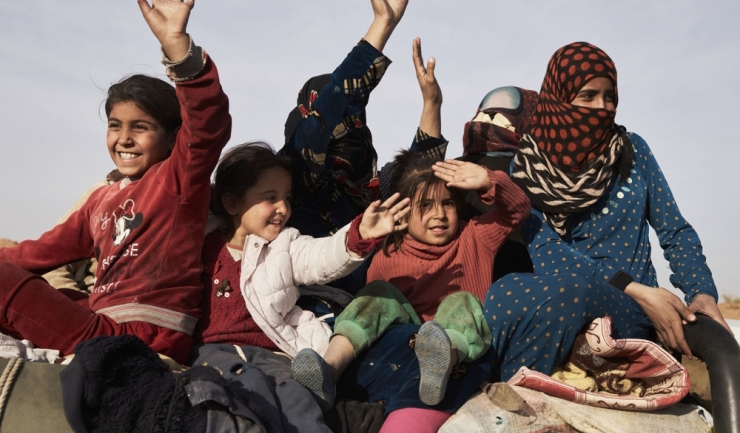 Sute de copii și femei au părăsit fosta capitală a SI, Raqqa