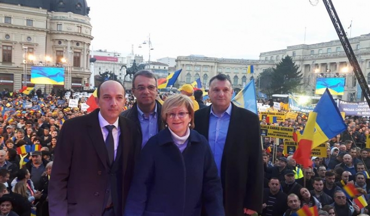 Bogdan Huțucă (primul din dreapta) face parte dintr-o echipă de profesioniști pe care PNL Constanța vrea s-o trimită în Parlament