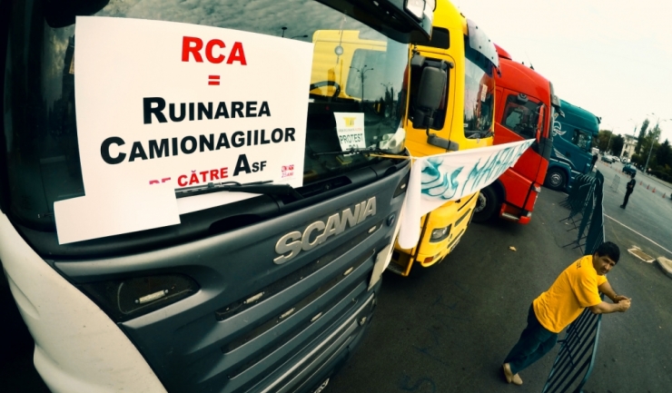 Transportatorii cer înghețarea tarifelor RCA și amenință cu noi proteste la 2 noiembrie
