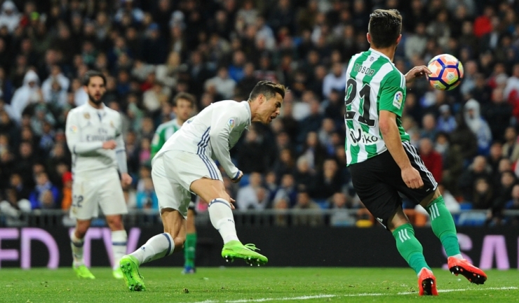 Cristiano Ronaldo înscrie cu capul, sub privirile lui Alin Toșca