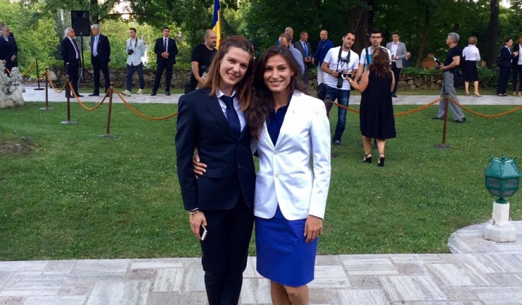 Cristina Bujin (dreapta) a fost prezentă în delegaţia olimpică a României la ceremonia oficială de la Cotroceni