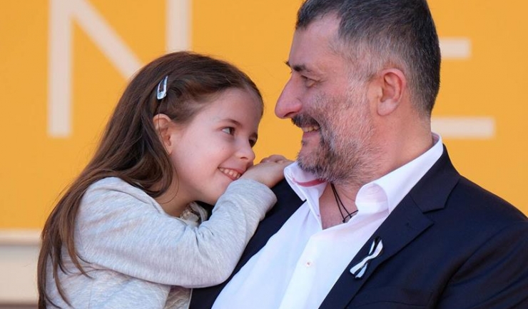 O imagine înduioșătoare cu regizorul  filmului „Sieranevada”, ținându-și în brațe fiica, a fost postată pe pagina oficială de Facebook a Festivalului de la Cannes, cu explicația: „Cristi Puiu și fiica sa, actrița Zoe Puiu”.