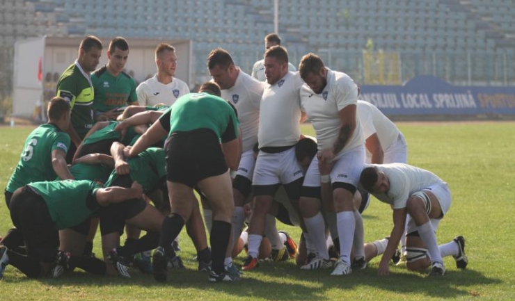 Rugbyștii de la CS Năvodari (echipament alb) speră să câștige și la Buzău