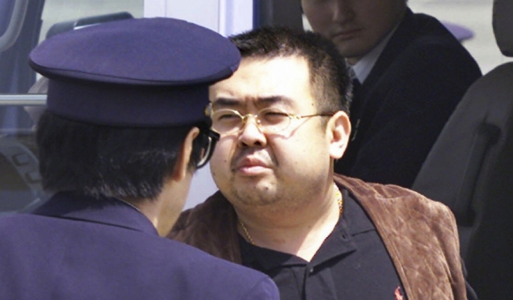 Kim Jong Nam şi-ar fi şters faţa şi ar fi cerut ajutor, arătând în direcţia ochilor, înainte de a fi escortat la o clinică